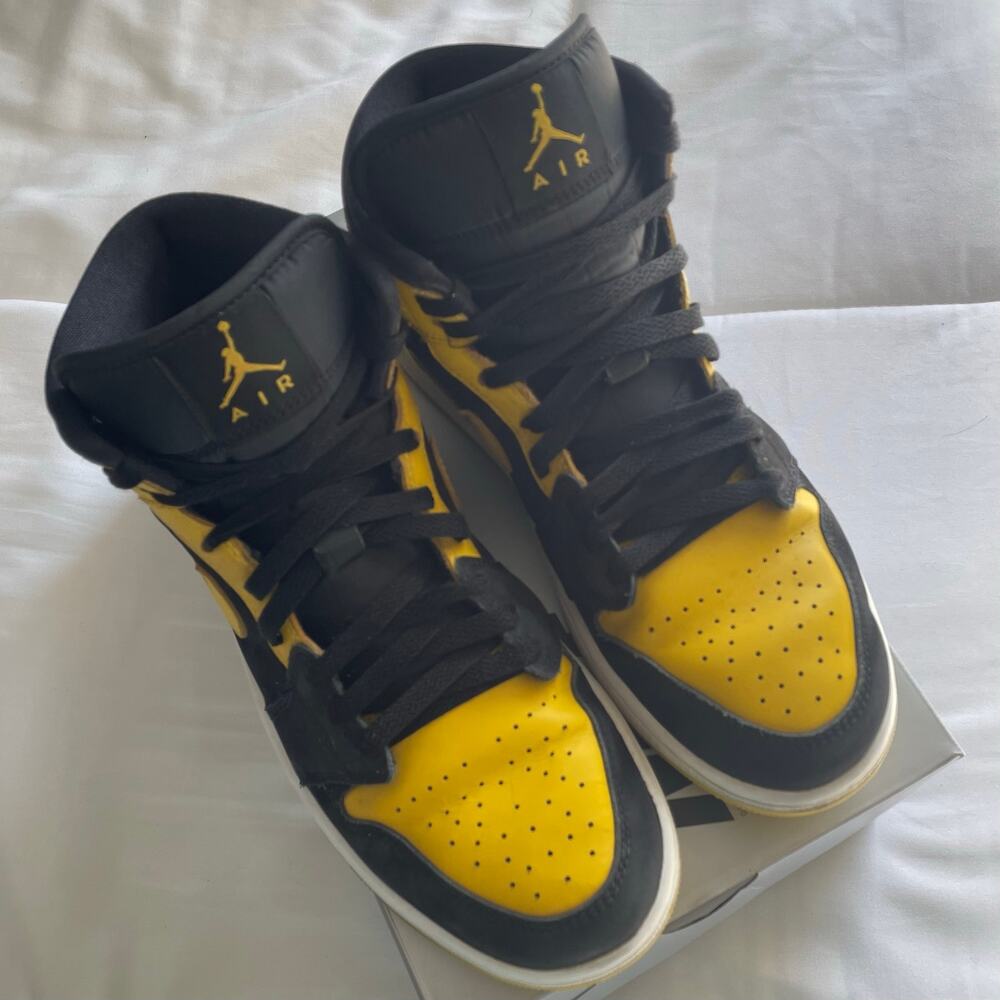 Nike Air Jordan 1 Mid SE New Love Mens Sneakers Size 9